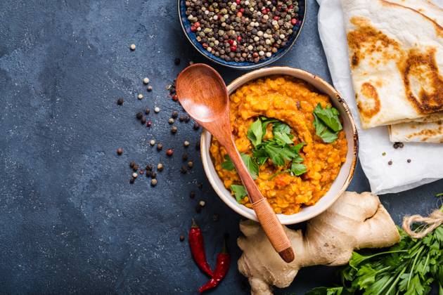 Traditionelle indische Linsen Dal, Naan-Butterbrot. Platz für Text. Indische Dhal würzigen Curry in Schüssel, Gewürze, Kräuter, rustikalen Beton Hintergrund. Ansicht von oben. Indisches Essen. Authentisches indisches Gericht. Platz zum Kopieren Traditional Indian lentils Dal, naan butter bread. Space for text. Indian Dhal spicy curry in bowl, spices, herbs, rustic concrete background. Top view. Indian food. Authentic Indian dish. Copy space Copyright: imageBROKER OlenaxYeromenko ibliqx08602904