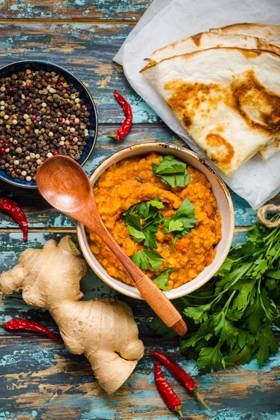 Traditionelle indische Linsen Dal, Naan Butterbrot, frischer Koriander. Indische Dhal würzigen Curry in Schüssel, Gewürze, Kräuter, rustikalen hölzernen Hintergrund. Ansicht von oben. Indisches Essen. Authentisches indisches Gericht. Draufsicht Traditional Indian lentils Dal, naan butter bread, fresh coriander. Indian Dhal spicy curry in bowl, spices, herbs, rustic wooden background. Top view. Indian food. Authentic Indian dish. Overhead Copyright: imageBROKER OlenaxYeromenko ibliqx08603151