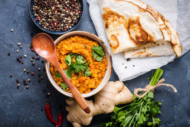 Traditionelle indische Linsen Dal, Naan-Butterbrot. Platz für Text. Indische Dhal würzigen Curry in Schüssel, Gewürze, Kräuter, rustikalen Beton Hintergrund. Ansicht von oben. Indisches Essen. Authentisches indisches Gericht. Platz zum Kopieren Traditional Indian lentils Dal, naan butter bread. Space for text. Indian Dhal spicy curry in bowl, spices, herbs, rustic concrete background. Top view. Indian food. Authentic Indian dish. Copy space Copyright: imageBROKER OlenaxYeromenko ibliqx08602886