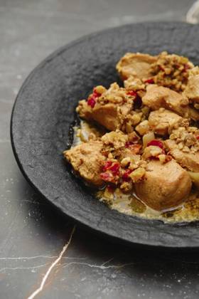 IMAGO Creative, Herbst, Food, Gulasch Nahaufnahme eines Tellers mit Hühnereintopf mit Walnüssen Closeup view of plate with chicken stew with walnuts Copyright: imageBROKER AlekseixIsachenko ibxaii11083844.jpg