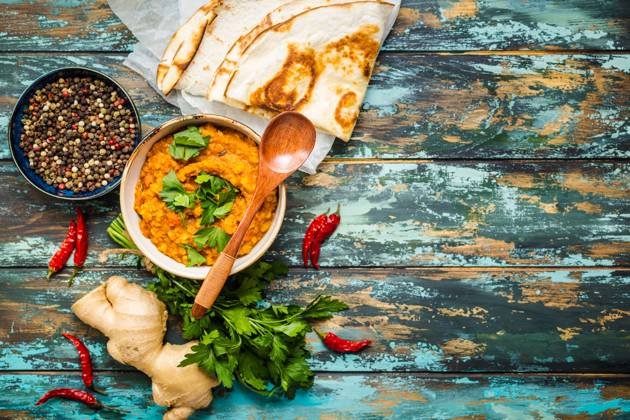 Traditionelle indische Linsen Dal, Naan-Butterbrot. Platz für Text. Indische Dhal würzigen Curry in Schüssel, Gewürze, Kräuter, rustikalen hölzernen Hintergrund. Ansicht von oben. Indisches Essen. Authentisches indisches Gericht. Platz zum Kopieren Traditional Indian lentils Dal, naan butter bread. Space for text. Indian Dhal spicy curry in bowl, spices, herbs, rustic wooden background. Top view. Indian food. Authentic Indian dish. Copy space Copyright: imageBROKER OlenaxYeromenko ibliqx08603397