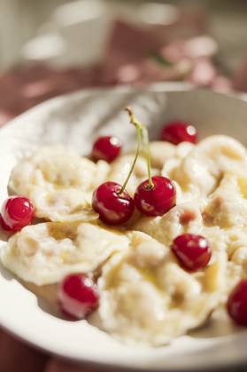IMAGO Creative, Jahreszeit Sommer, Kirschen Traditional Ukrainian varenyky with cherries, ONAF00957