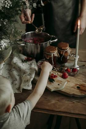 IMAGO Creative, Jahreszeit Sommer, Food, Marmelade kochen Boy reaching into jar with homemade jam , model released Copyright: xJohnerxImagesx , johner2510195.jpg 