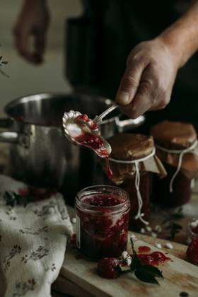 IMAGO Creative, Jahreszeit Sommer, Food, Marmelade kochen Man pouring homemade jam into jar , model released Copyright: xJohnerxImagesx , johner2510196.jpg 