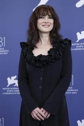 August 28, 2024, Venice, ITALY: US actor Winona Ryder, poses at a photocall of Beetlejuice Beetlejuice at the 81st annual Venice International Film Festival, in Venice, Italy, 28 August 2024. The movie is presented out of competition at the festival running from 28 August to 07 September 2024.ANSA FABIO FRUSTACI Venice ITALY  - ZUMAa110 20240828_zaf_a110_016 Copyright: xFabioxFrustacix