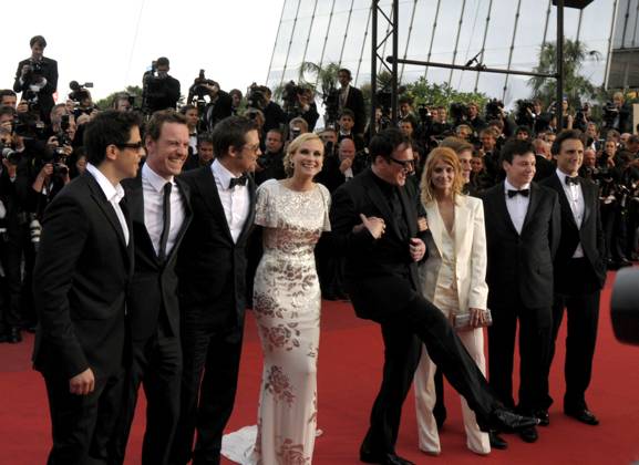 Eli Roth, Michael Fassbender, Brad Pitt, Diane Kruger, Quentin Tarantino, Melanie Laurent, Daniel Bruehl, Mike Myers and Lawrence Bender at the premiere of Inglorious Basterds held at the Palais des Festivals during the 62nd Annual Cannes Film Festival in France - 20 May 2009 FAM26005 Copyright: x FAMOUSx 64020402