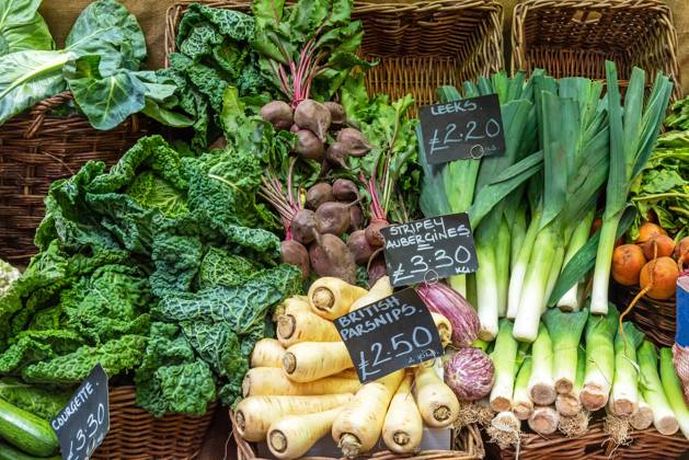 Britische Pastinaken, Porree, Wirsingkohl und anderes Gemüse zum Verkauf auf einem Markt British parsnips, leeks, savoy cabbage and other vegetables for sale at a market Copyright: imageBROKER elxeneize ibxiqx09022927.jpg