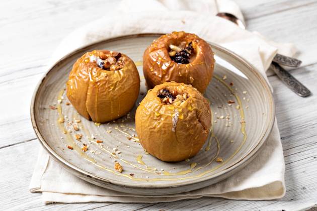 Süßer Bratapfel mit Honig, Nüssen, Cranberries und Zimt Sweet baked Apple with honey, nuts, cranberries and cinnamon Copyright: imageBROKER SergheixPlatonov ibxiqx09061798.jpg