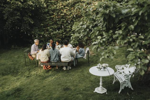 IMAGO Creative, Lifestyle, Feste im Garten #2 High angle view of male and female family members having dinner during social gathering in back yard Sweden, Gothenburg, model released, property released Copyright: xMaskotx, MA111550