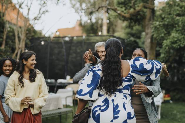 IMAGO Creative, Lifestyle, Feste im Garten #2 Family members greeting each other during social gathering in back yard Sweden, Gothenburg, model released, property released Copyright: xMaskotx, MA111601