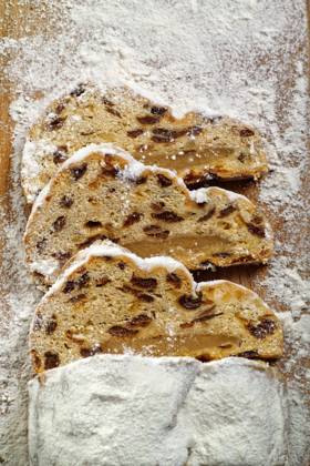 Drei Scheiben Weihnachtsstollen auf einem Holzbrett Three slices of Christmas stollen on a wooden board Copyright: imageBROKER AlfredxNesswetha ibxiqx09107147.jpg