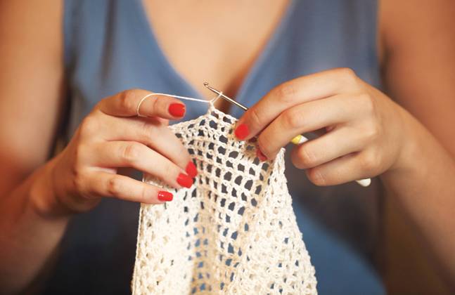 Unbekannte Frau häkelt mit weißem Baumwollgarn und einer Häkelnadel zarte Sommerkleider Unrecognizable female using white cotton yarn and hook to crochet delicate summer apparel Copyright: imageBROKER DashaxPetrenko ibxiqx09193959.jpg ,model released, Symbolfoto ,property released