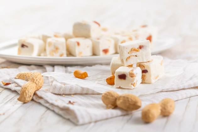 Soft nougat with peanuts on a plate, chewy sweets with nuts, Soft nougat with peanuts on a plate, chewy sweets with nuts, Soft nougat with peanuts on a plate, chewy sweets with nuts, 20.07.2024, Copyright: xBrebcax Panthermedia37600436.jpg