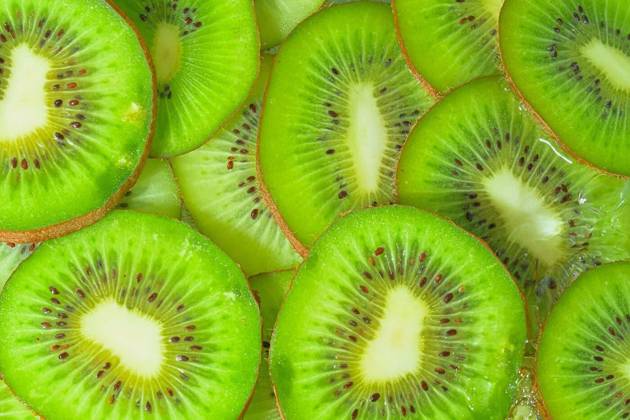 Close-up fresh slices of kiwi fruit on white background. Slices of kiwi fruit in sparkling water on white background, close-up. Horizontal image. Top view, flat design, Close-up fresh slices of kiwi fruit on white background. Slices of kiwi fruit in sparkling water on white background, close-up. Horizontal image. Top view, flat design., Close-up fresh slices of kiwi fruit on white background. Slices of kiwi fruit in sparkling water on white background, close-up. Horizontal image. Top view, flat design., 26.07.2024, Copyright: xRomanNerudx Panthermedia37623008.jpg