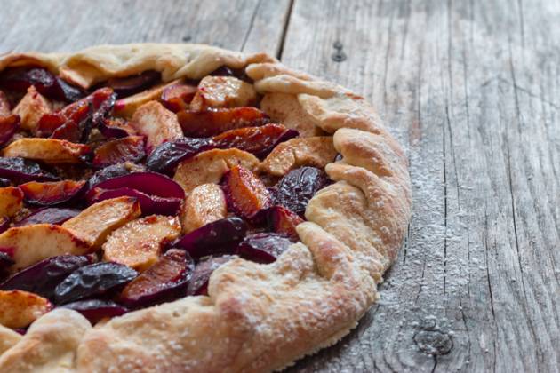 IMAGO Creative, Herbst, Food, Pflaumenkuchen Kuchen im Sommer: Pflaumenkuchen auf rustikalem Holztisch Pie in summer: Plum cake on rustic wooden table Copyright: imageBROKER PatrickxDaxenbichler ibxiqx09648109.jpg