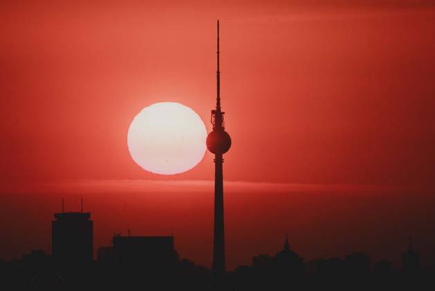 The sun rises behind the city skyline with the television tower in Berlin, 04 09 2024 Berlin Germany Copyright: xFlorianxGaertner photothek.dex