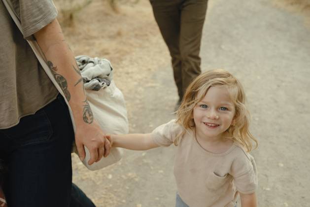 child with blonde hair holding moms hand San Diego, California, United States CR_QCYJ240902-1516521-01 ,model released, Symbolfoto