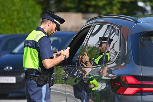 Border police officer, police officer checks the papers of a person, driver Border police officers check vehicles Joachim HERRMANN Bavarian Minister of the Interior, Minister of Justice Georg EISENREICH and the Bavarian Border Police inform about increased border protection on 04 09 2024 at the border crossing Burghausen Neue Brücke to combat illegal migration,