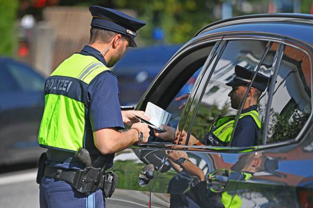 Border police officer, police officer checks the papers of a person, driver Border police officers check vehicles Joachim HERRMANN Bavarian Minister of the Interior, Minister of Justice Georg EISENREICH and the Bavarian Border Police inform about increased border protection on 04 09 2024 at the border crossing Burghausen Neue Brücke to combat illegal migration,