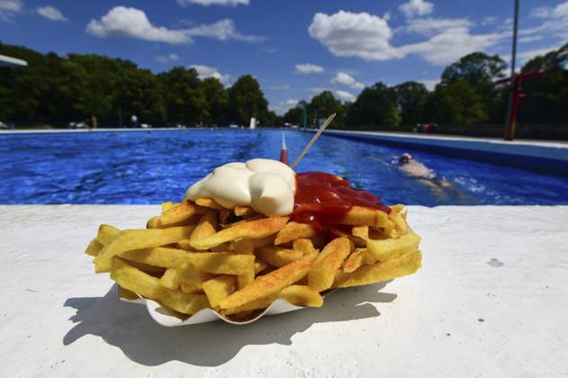 French fries are deep-fried sticks made from potatoes Originally common in Belgium, they are now available worldwide as a side dish and snack The picture shows a portion of French fries with ketchup and mayonnaise as a snack in a disposable paper bowl with a pecker on a bathing day at Annabad Symbol photo, theme photo Hanover, 06 09 2024 Foto:xN.xHeuselx xFuturexImagex pommes_4903