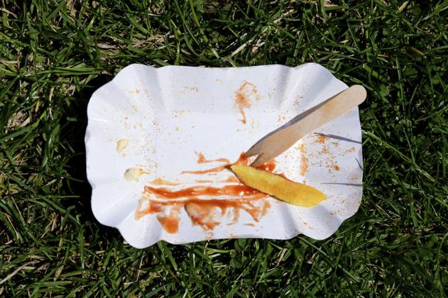 French fries are deep-fried sticks made from potatoes Originally common in Belgium, they are now available worldwide as a side dish and snack The picture shows an empty, eaten French fries disposable cardboard bowl with a pecker on a bathing day at Annabad Symbol photo, theme photo Hanover, 06 09 2024 Foto:xN.xHeuselx xFuturexImagex pommes_4905