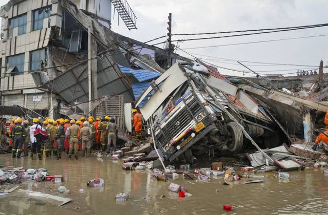Bilder des Jahres 2024, News 09 September News Themen der Woche KW36 News Bilder des Tages Building collapse in Lucknow Lucknow: SDRF personnel conduct rescue operation after a building collapsed, crushing a truck under its debris, in Lucknow, Saturday, Sept. 7, 2024. At least 10 people are feared trapped, according to officials. (PTI Photo Nand Kumar)(PTI09_07_2024_000187B) Lucknow Uttar Pradesh (UP) India Copyright: xNandxKumarx (PTI09_07_2024_000187B)