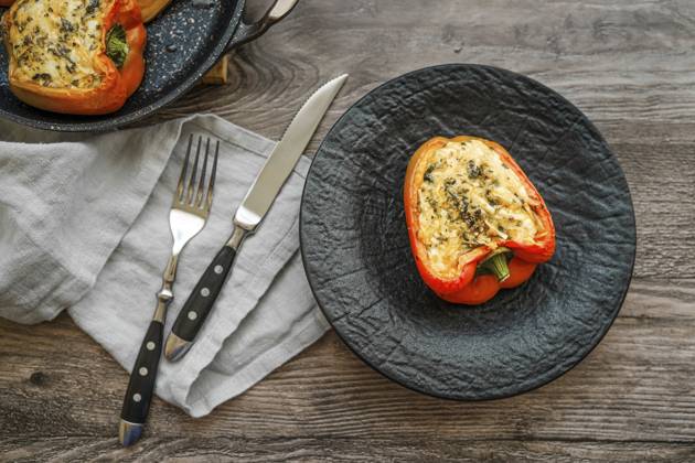 Nahaufnahme von gebratenen Paprikaschoten, gefüllt mit Ziegenkäse und Mozzarella, auf einem Holztisch Close-up view of roasted bell peppers stuffed with goat cheese and mozzarella on wooden table Copyright: imageBROKER AlekseixIsachenko ibxaii11355873.jpg