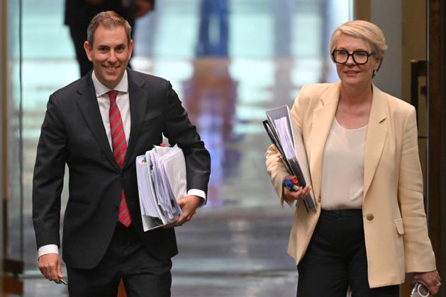 QUESTION TIME, Treasurer Jim Chalmers and Minister for Environment Tanya Plibersek arrive for Question Time in the House von Representatives at Parliament House in Canberra, Monday, September 9, 2024. ( NO ARCHIVING, EDITORIAL USE ONLY, NO USE IN BOOKS WITHOUT CONSENT CANBERRA AUSTRALIAN CAPITAL TERRITORY AUSTRALIA PARLIAMENT HOUSE  Copyright: xMICKxTSIKASx 20240909167076762246
