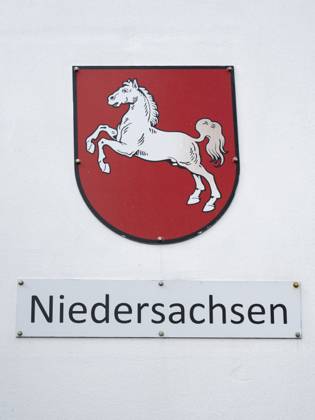 Wappen Bundesland Niedersachsen, Deutschland, Europa Coat of arms of the federal state of Lower Saxony, Germany, Europe Copyright: imageBROKER WilfriedxWirth ibldwh11354460.jpg