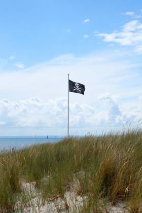Piratenflagge an einem Ostseestrand pirate flag at a baltic sea beach Copyright: imageBROKER AxelxBückert ibxiqx08512950.jpg