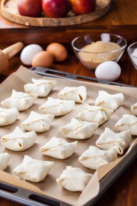 IMAGO Creative, Food, Gebäck, Apfeltaschen Leckere Apfeltaschen mit Backzutaten Delicious apple turnovers with baking ingredients Copyright: imageBROKER IngridxBalabanova ibxiqx08527433.jpg