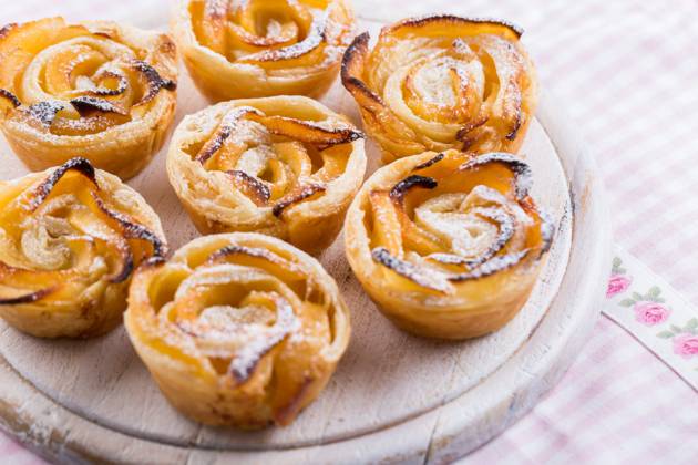 IMAGO Creative, Food, Gebäck, Apfeltaschen Leckerer ApfelBlätterteig in Rosenform auf Holzbrett Delicious apple puff pastry in rose shape on wooden board Copyright: imageBROKER IngridxBalabanova ibxiqx08531009.jpg