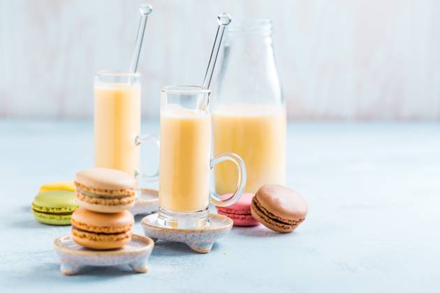 Verschiedene köstliche französische Macarons mit Eierlikör oder Eierlikör auf blauem Hintergrund Assorted delicious French macarons with egg liqueur or eggnog on blue background Copyright: imageBROKER IngridxBalabanova ibxiqx08533448.jpg