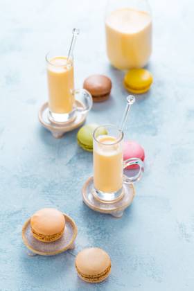 Verschiedene köstliche französische Macarons mit Eierlikör oder Eierlikör auf blauem Hintergrund Assorted delicious French macarons with egg liqueur or eggnog on blue background Copyright: imageBROKER IngridxBalabanova ibxiqx08533452.jpg