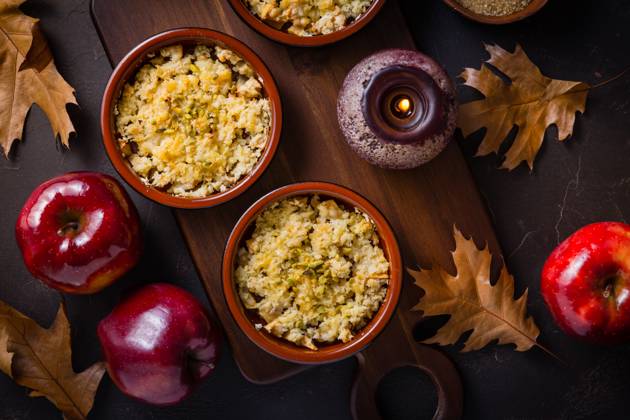 IMAGO Creative, Herbst, Food, Apfelkuchen Kleine Apfelcrambles oder Apfelkuchen für Herbst und Winter Small apple crambles or apple pies for autumn and winter Copyright: imageBROKER IngridxBalabanova ibxiqx08533477.jpg