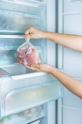Entnahme von Gefrierfleisch aus dem modernen No Frost Gefrierschrank Taking frozen meat from the modern no-frost freezer Copyright: imageBROKER IngridxBalabanova ibxiqx08535242