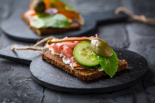 IMAGO Creative, Food, Brotzeit Offenes Sandwich mit Prosciutto auf Schwarzbrot (Pumpernickel) auf Schneidebrett Open sandwich with prosciutto on black bread (pumpernickel) on cutting board Copyright: imageBROKER IngridxBalabanova ibxiqx08535273.jpg