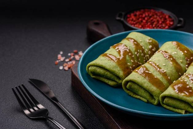 Spinach Crepes stuffed with chicken, mushrooms, salt and spices, Spinach Crepes stuffed with chicken, mushrooms, salt and spices on a dark concrete background, Spinach Crepes stuffed with chicken, mushrooms, salt and spices on a dark concrete background, 29.08.2024, Copyright: xTan4ikx Panthermedia37790262.jpg