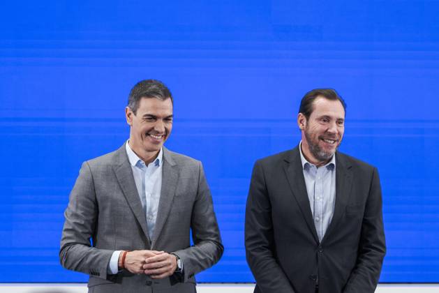 Spanish Prime Minister Pedro Sánchez in Madrid, Spain - 12 Sep 2024 Spanish Prime Minister, Pedro Sanchez (L) seen after the launch of the new campaign titled Public transport, do you get it? aimed at promoting the use of public transport. The event was also attended by the Minister of Transport and Sustainable Mobility, Oscar Puente. This initiative is part of the government s efforts to encourage more sustainable mobility, reducing the use of private vehicles, thereby lowering emissions and easing traffic congestion in major cities. Madrid Spain Copyright: xGuillermoxGutierrezxCarrascalx xSOPAxImagesx 2024_09_12_PS_Transporte_13