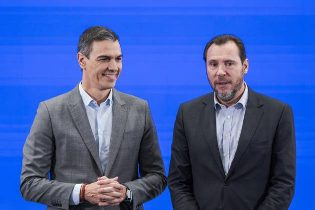 Spanish Prime Minister Pedro Sánchez in Madrid, Spain - 12 Sep 2024 Spanish Prime Minister, Pedro Sanchez (L) seen after the launch of the new campaign titled Public transport, do you get it? aimed at promoting the use of public transport. The event was also attended by the Minister of Transport and Sustainable Mobility, Oscar Puente. This initiative is part of the government s efforts to encourage more sustainable mobility, reducing the use of private vehicles, thereby lowering emissions and easing traffic congestion in major cities. Madrid Spain Copyright: xGuillermoxGutierrezxCarrascalx xSOPAxImagesx 2024_09_12_PS_Transporte_12