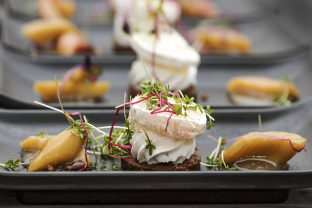 Vorspeisenteller aus pikanter Sahne und Ziegenkäse auf Pumpernickelbrot mit Rhabarberstückchen und Sprossengarnitur, serviert auf schwarzen Tellern, ausgewählter Fokus, enge Tiefenschärfe Appetizer dish from savory cream and goat cheese on pumpernickel bread with rhubarb pieces and sprout garnish served on black plates, selected focus, narrow depth of field Copyright: imageBROKER MarenxWinter ibxiqx11040426.jpg