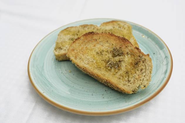 IMAGO Creative, Food, Brot, Knoblauchbrot Geröstetes Brot mit Olivenöl, Kräutern und Knoblauchsalz auf einem blauen Teller, Kopierraum, gewählter Fokus, geringe Schärfentiefe Toasted bread with olive oil, herbs and garlic salt on a blue plate, copy space, selected focus, narrow depth of field Copyright: imageBROKER MarenxWinter ibxiqx11040453.jpg