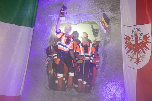 Pfons 17 09 2024, Sillschlucht, Pfons, AUT, Brenner Base Tunnel, Media event, Breakthrough ceremony for construction lots H41 Sillschlucht Pfons and H21 Sillschlucht , in the picture Brenner Base Tunnel miners after successful breakthrough during the Breakthrough ceremony for construction lots H41 Sillschlucht Pfons and H21 Sillschlucht Sillschlucht in Pfons, Austri EP_gro
