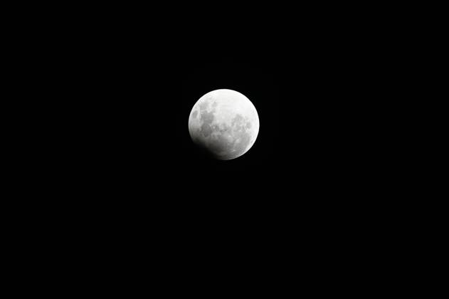 CAXIAS DO SUL, RS - 17.09.2024: ECLIPSE LUNAR CAXIAS DO SUL - Image of the full moon with eclipse, seen in Caxias do Sul, RS, this Tuesday (17). x2615771x AntônioxMachado