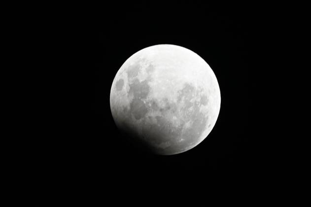 CAXIAS DO SUL, RS - 17.09.2024: ECLIPSE LUNAR CAXIAS DO SUL - Image of the full moon with eclipse, seen in Caxias do Sul, RS, this Tuesday (17). x2615772x AntônioxMachado