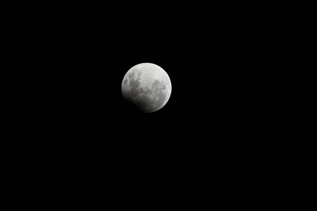 CAXIAS DO SUL, RS - 17.09.2024: ECLIPSE LUNAR CAXIAS DO SUL - Image of the full moon with eclipse, seen in Caxias do Sul, RS, this Tuesday (17). x2615773x AntônioxMachado