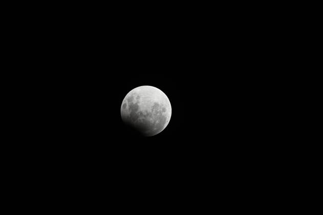 CAXIAS DO SUL, RS - 17.09.2024: ECLIPSE LUNAR CAXIAS DO SUL - Image of the full moon with eclipse, seen in Caxias do Sul, RS, this Tuesday (17). x2615774x AntônioxMachado