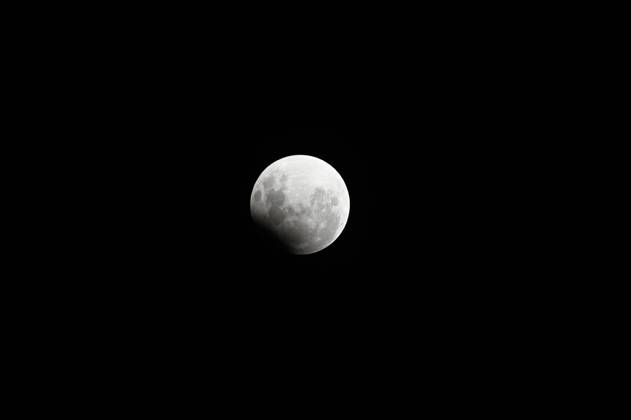 CAXIAS DO SUL, RS - 17.09.2024: ECLIPSE LUNAR CAXIAS DO SUL - Image of the full moon with eclipse, seen in Caxias do Sul, RS, this Tuesday (17). x2615778x AntônioxMachado