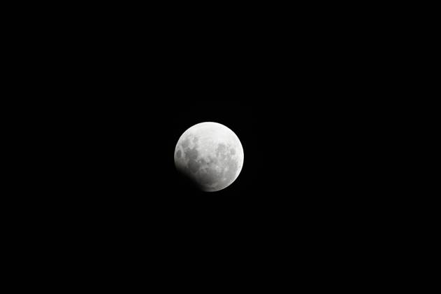 CAXIAS DO SUL, RS - 17.09.2024: ECLIPSE LUNAR CAXIAS DO SUL - Image of the full moon with eclipse, seen in Caxias do Sul, RS, this Tuesday (17). x2615779x AntônioxMachado