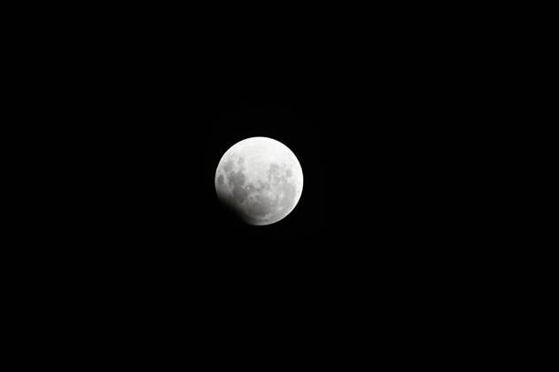 CAXIAS DO SUL, RS - 18.09.2024: ECLIPSE LUNAR CAXIAS DO SUL - Image of the full moon with eclipse, seen in Caxias do Sul, RS, this Tuesday (17). x2615781x AntônioxMachado